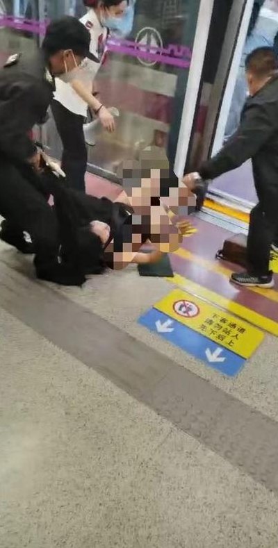 武汉一男子乘地铁不戴口罩被殴打（女子地铁不戴口罩）