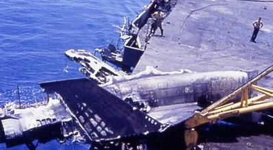 美军证实航母舰载机被大风吹入海里（美国航母遇风暴沉入海底）